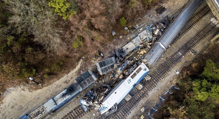 برخورد قطار مسافربری با قطار باری